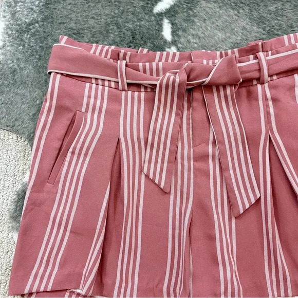 NWT Torrid 5” Stretch Crepe Mid-Rise Tie Front Shorts - Picture 2 of 11